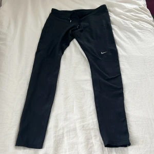 Nike byxor  - Säljer mina Nike tränings byxor för dom inte kommer till användning, köpte från Nike för cr 400 kr, storlek M, de finns en liten ficka baksidan av byxan, säljer för 250 skriv om du är intresserad🙌