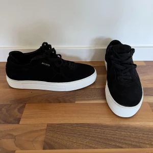 Arigato platform suede - Svarta arigato platform suede (mocka) Använda 1 gång Nypris 2500kr Skick 9/10