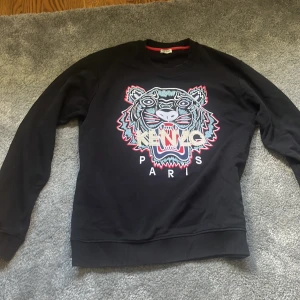 Kenzo tröja  - En knappt använd Kenzo tröja i bra skick, svart tröja med röd tiger på tröjan:) 