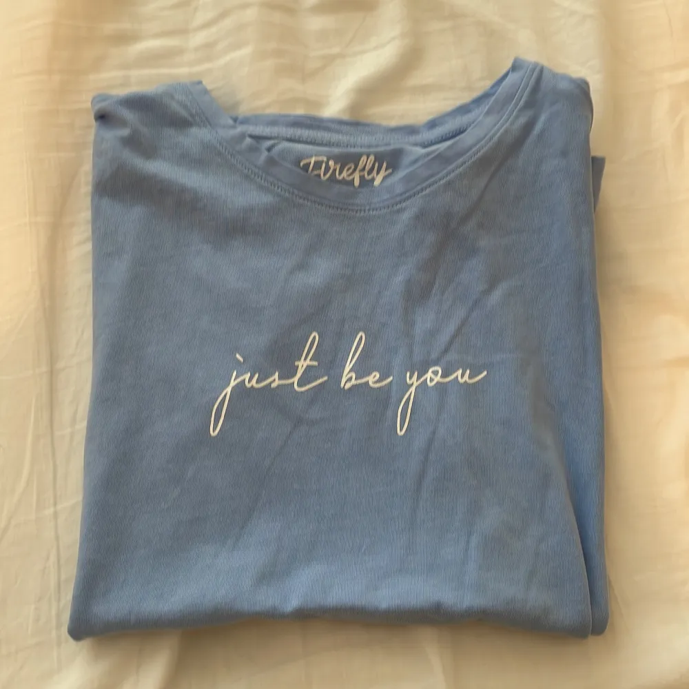 Ljusblå t-Shirt med texten ”just be you”. Den är använd 1-2 ggr. Den är bara lite skrynklig efter att ha suttit orörd i garderoben ett tag (går bort i tvätten)💗💗⚡️. T-shirts.