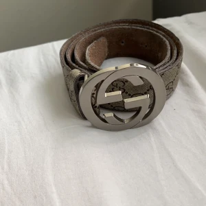 Gucci bälte - Ett mycket fint och skönt bälte. Även väldigt bekvämt, pris kan diskuteras.