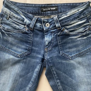 Low waist jeans  - Storlek 27 innerbenslängd 80cm (passar mig som brukar ha 34/36 och är 165 lång) 