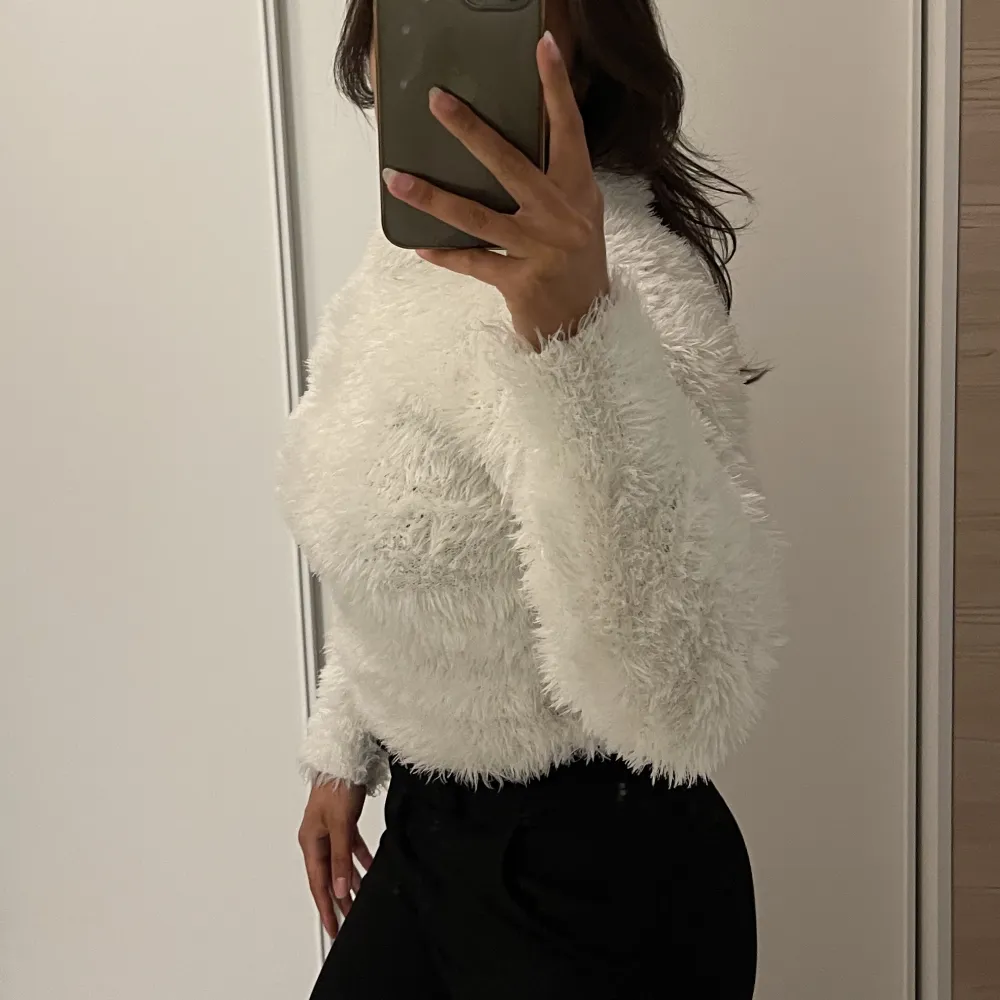 Jättefin fluffig tröja, i jättefint skick! Modellen är lite kortare vilket jag tycker är jättefint. Färgen är offwhite och storleken passar Xs/S men säkert en M också för att den är stretchig i materialet. Neuletakit & Villapaidat.