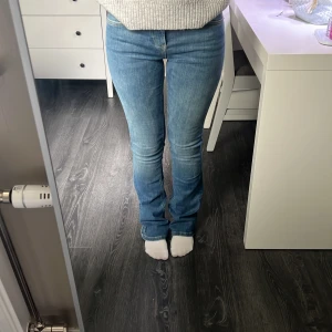 Jeans  - Ett par oanvända låg midjade jeans ifrån Zara som jag gärna vill bli av med.