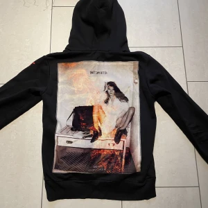 Bastille Huvtröja med zip - Bastille Huvtröja med zip Storlek: S Färg: Svart Cond: 8/10  