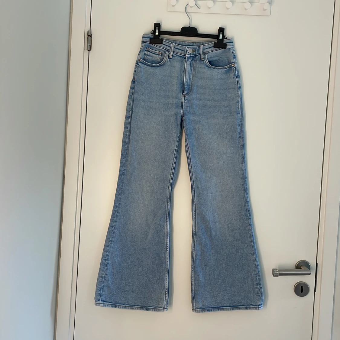 Ljusblå flare jeans
