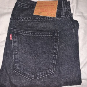Levis 501 - Knappt använda, nyskick.