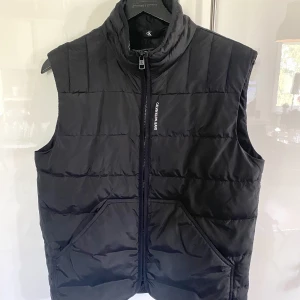 Calvin klein väst - Jätte fin Calvik klein väst i nyskick. Storleken är senior Small.