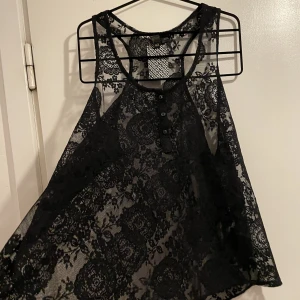 Tunt linne  - Oanvänd tun linne i spetstyg  Samfraktar 