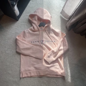 Tommy hilfiger hoodie - Säljer min rosa Tommy Hilfiger hoodie i nyskick! I storlek S☺️