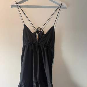 Säljer denna svarta klänning från zara💕 använd men i gott skick. Helt slutsåld. 