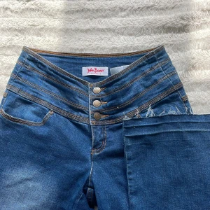 Jeans - Snygga blåa jeans, medelhög midja och unika detaljer💙