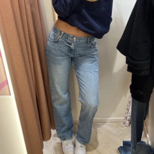 Pull & Bear Midwaist Jeans - (( lånad bild ))   Säljer dessa superfina jeans ifrån pull & bear eftersom att storleken inte passar mig. De är knappt använda och i mycket gott skick. Fler bilder finns om så önskas, tveka inte att höra av dig vid eventuella frågor ⭐️