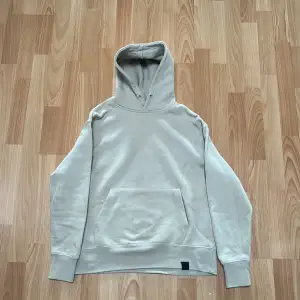 Beige Pull & Bear hoodie storlek S, skick 6/10 snören saknas 