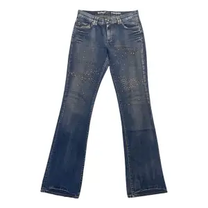 Blå/rosa tvättade bootcut jeans med nitar/stenar på. Storlek 28.