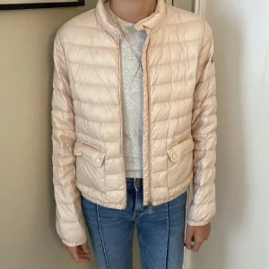 Moncler lans💓 - 💗Intressekoll 💗Moncler lans storlek 12 år, passar mig som bär Xs! Fint skick, dustbag medkommer vid köp. Skriv i dm för fler frågor, pris kan även diskuteras💓