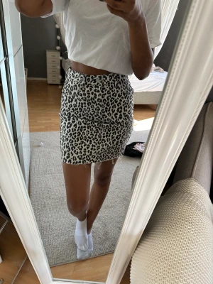 Jeans kjol - Ny vit kjol ifrån Bershka i storlek XS