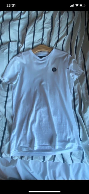Philipplein t shirt  - Säljer min PP tirsha pga av att den bara hänger i garderoben. Köpt på NK, kvitto och tags finns  Skick 9/10 Nypris 2800kr         