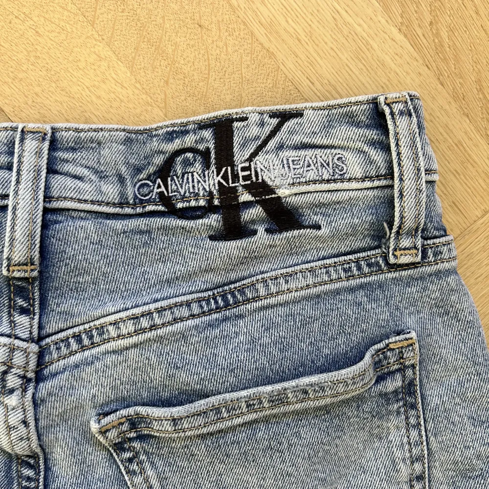 jeansshorts från calvin klein i bra skick. Storlek W26, skriv om ni vill veta dem exakta måtten. Shorts.
