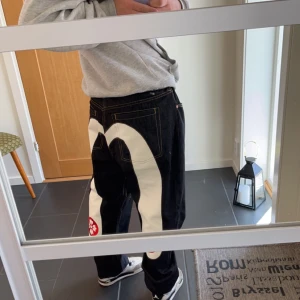 Evisu jeans - Evisu jeans, strl 36x34  Helt oanvända och har lappen kvar  900kr  Tryck gärna på köp nu 