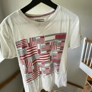 Tommy Hilfiger T-shirt  - Gammal t-shirt. Kom privat för fler bilder.