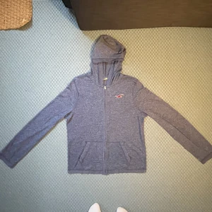 Hollister Sweatshirt - Blåmelerad sweatshirt från Hollister. 100 riksdaler och den är din!