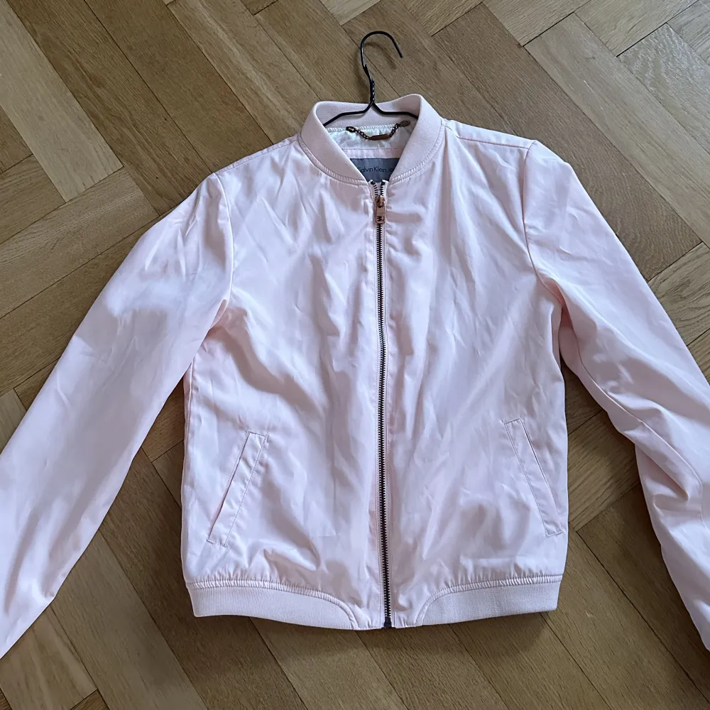 Söt ljus rosa jacka från Calvin Klein, knappast använd så i jätte fint skick 🩷. Jackor.