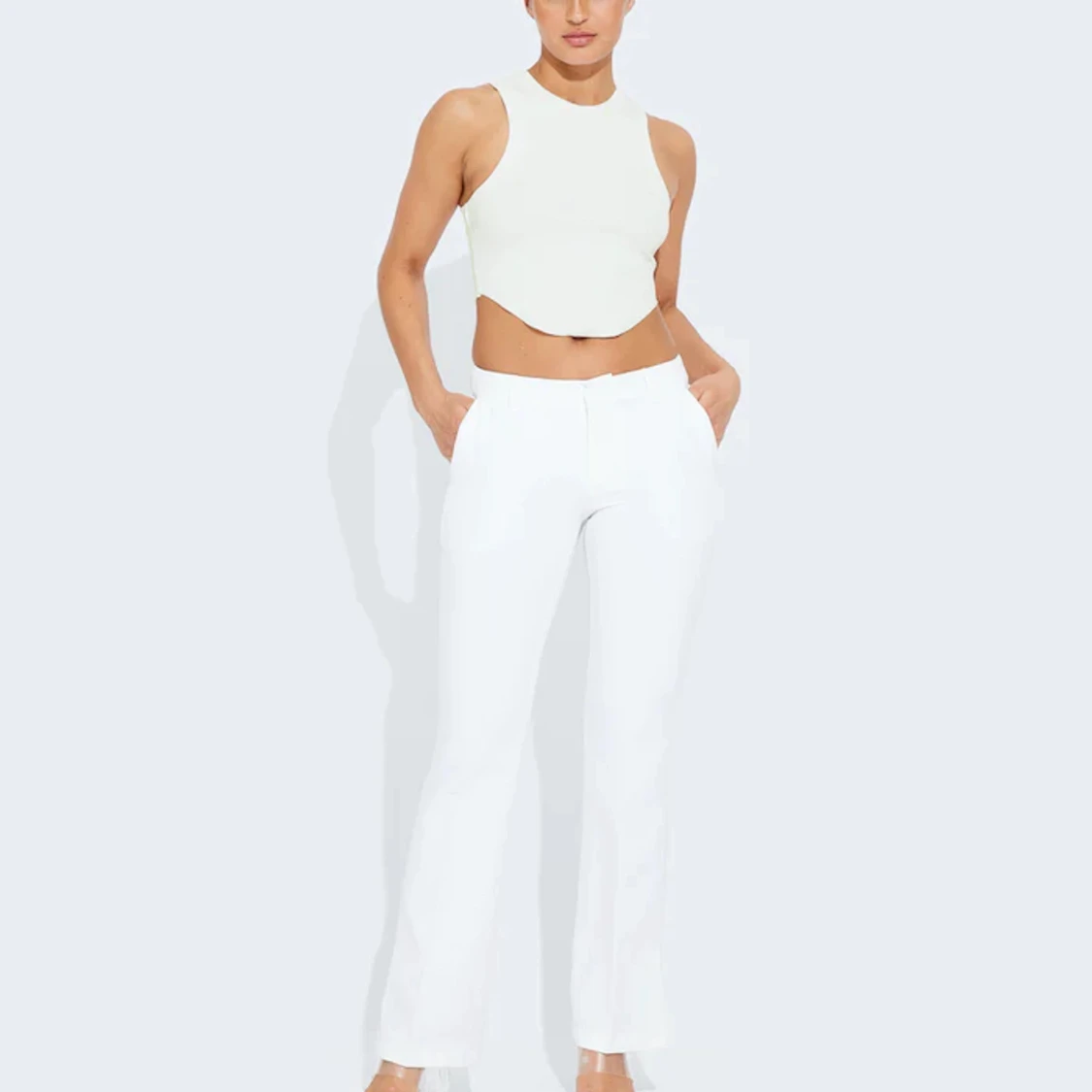 Vita kostymbyxor i modellen Vera från bikbok💗