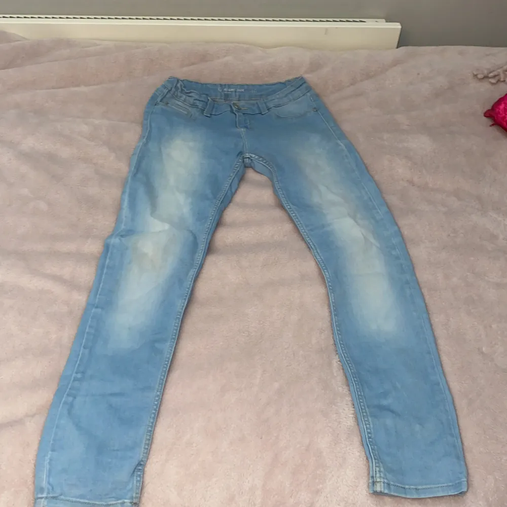 Säljer nu dessa ljusblåa stretchiga jeans. Dem är typ skinny💕. På högerbakficka finns det typ en lite blekare fläck. Därför säljs dem för endast 20kr + frakt💓. Jeans & Byxor.