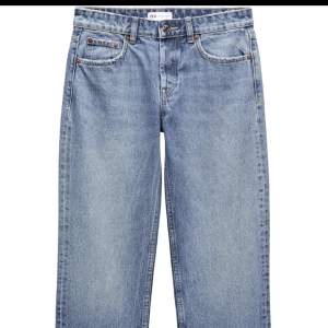 Säljer dessa jeans från zara i stl 38 som är slut på hemsidan. Sparsamt använda, här av dig vid frågor!💕