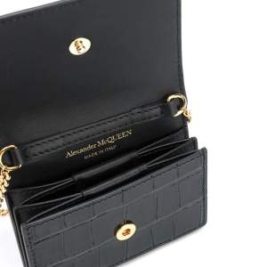 En superfin plånbok från Alexander McQueen i läder med en guldig axelrem. Jätte bra skick och använd 2-3 gånger. Ordinarie pris 5 695 kr. Pris kan diskuteras.
