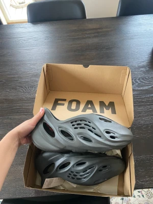 YZY FOAM RNR - Helt nya yeezy Foam Runners. Strl 43/EU 9. (Färg: svarta)