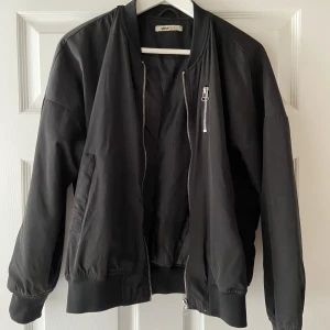 Jacka - Svart jacka i bra skick!