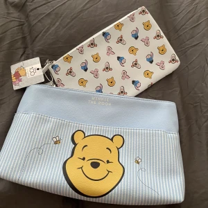 Nya Disney necessärer - Säljer helt nya necessärer från Disney.  Set om 2.  Från Disneys 100 års kollektion.   300kr Ev frakt tillkommer 