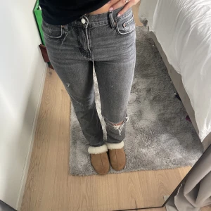 Raka gråa jeans  - Klassiska raka gråa jeans perfekt till vardags 