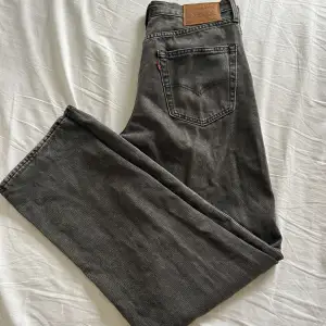  Levis jeans som är köpta på herr avdelningen, dom är i storlek 30 i midjan och 34 i längden. Andvända endast ett fåtal gånger. 