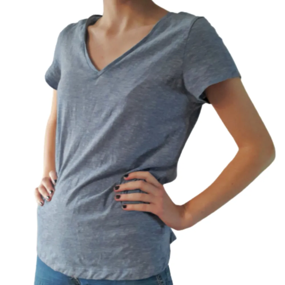 Ljusblå tröja med v-neck. Knappt använd. Använd gärna köp nu/prisförslag funktionen. T-shirts.
