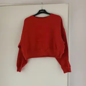 Röd tröja från Hm. Stl- oversized i S. Köpt förra året men den är lite för kort. Köparen står för frakt. Original pris- 250kr, använd några gånger.
