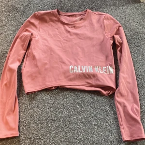Calvin Klein tröja - Använt den 1 gång men inte riktigt min stil. Den kan bäras som träningströja eller bara ha den som en vardaglig tröja. Ordinarie pris :470kr