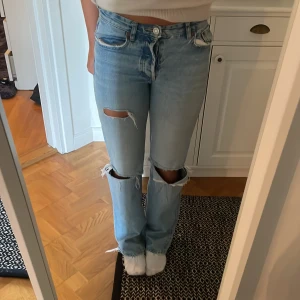 Mid waist jeans  - Säljer dessa mid waist jeans från zara! Dom är långa på mig som är 165!