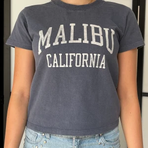 Blå T-shirt  - Säljer min blåa T-shirt från Brandy Melville 