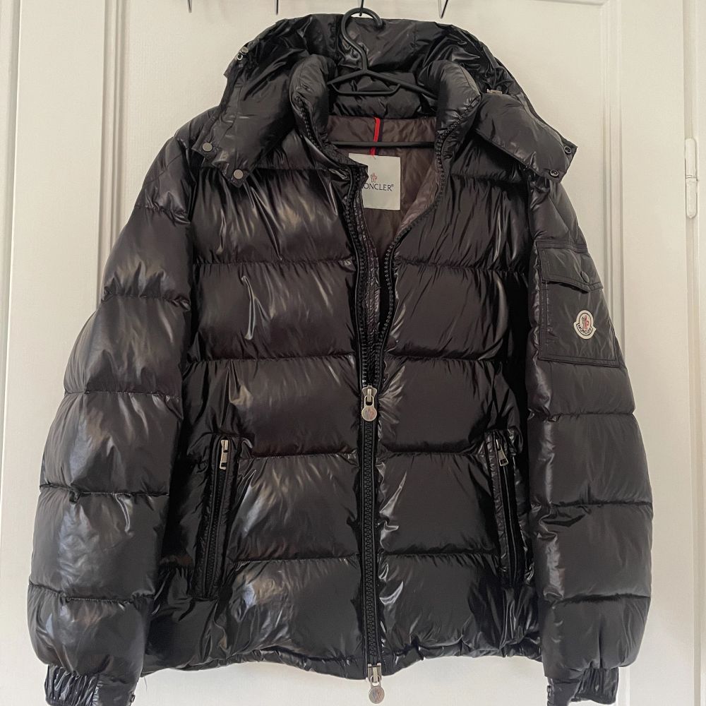 Svart Moncler maya jacka s/m | Plick Second Hand