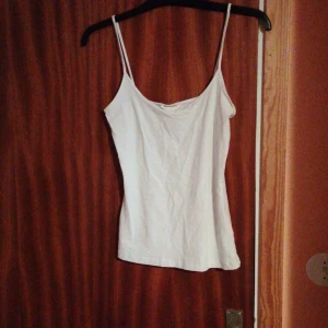 Vit linne - Vit linne från H&M som är typ flera år gammal i S. Bandens längd kan inte ändras. 