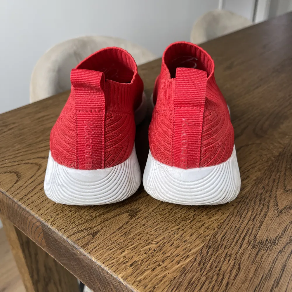 Röda K. Cobler sneakers i storlek 37. Väldigt sparsamt använda, hela, rena och fräscha. 100:- exkl porto. . Skor.