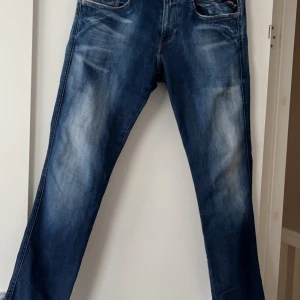 Replay jeans  - Replay jeans i storlek 30 slimfit/ Om det är några frågor är det bara och kontakta. PRIS KAN SÄNKAS VID SNABB AFFÄR