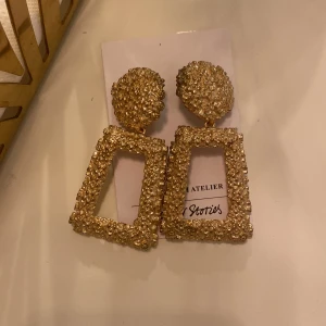 Örhängen - Säljer ett sett med guldfärgade örhängen. Lite missfärgade på kanten. 