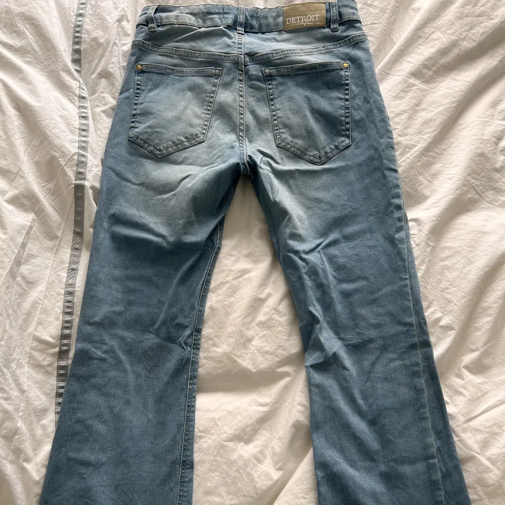 Bootcut jeans i ålder 13-14 från Lindex. Är lite urtvättade men är fortfarande fina och användbara. 💘🩵💘. Farkut & Housut.