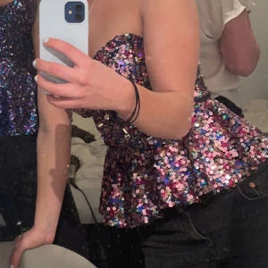 Glittrig festtopp - Säljer även denna matchande glitter toppen i rosa som matchar med den lila (säljer även den) 💜🩷 sjukt snygg och stretchig. Najs om man vill matcha🫶🏽😍 Köp båda för 250kr