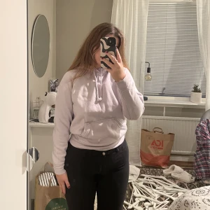 Hoodie/tjocktröja  - En söt lila hoodie ifrån bikbok stl XS