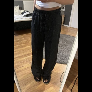 Svarta linnebyxor - Svarta linnebyxor från Bershka. Använda en gång och i nytt skick. 